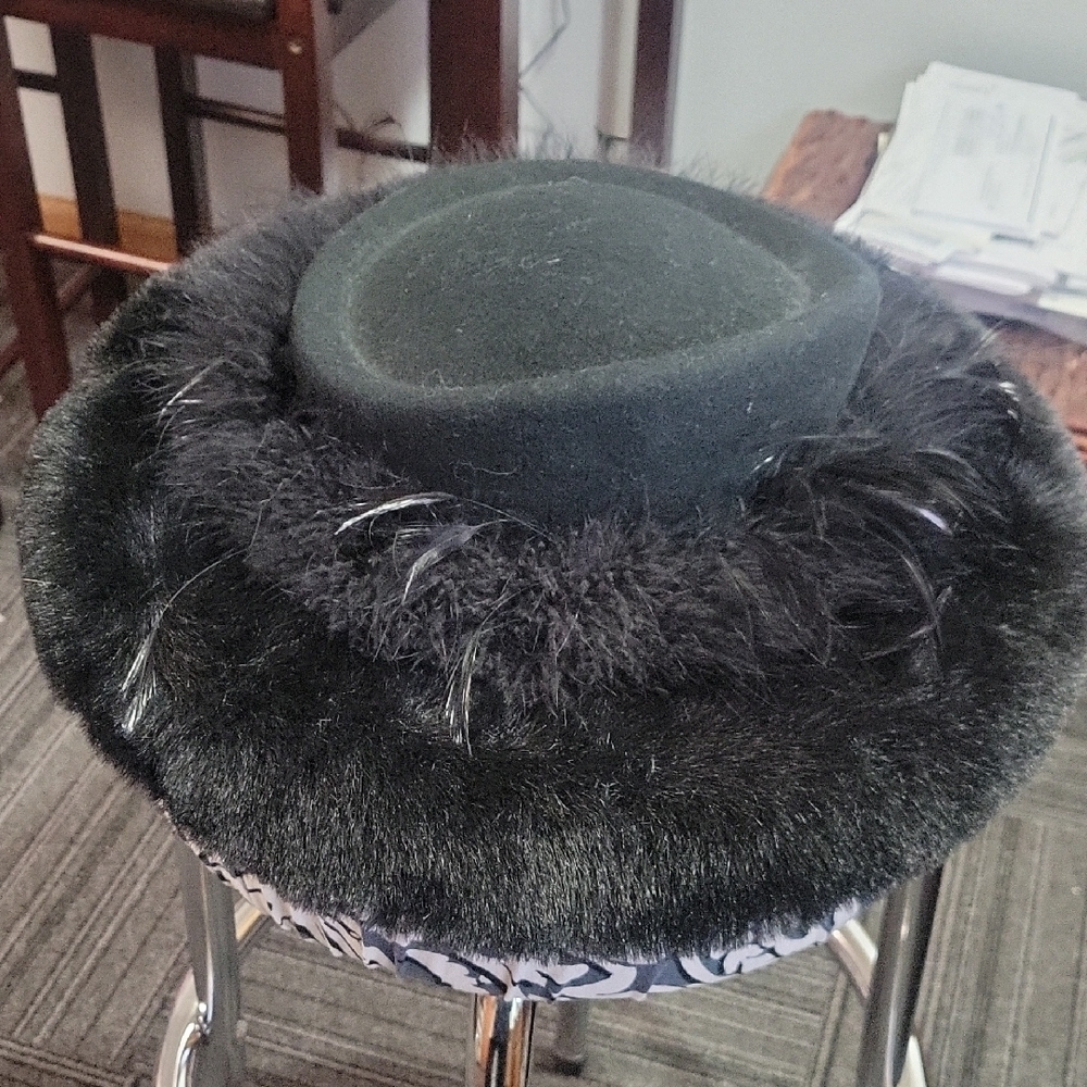 Mr. Hi's Elegant Wool With Black Fur Trimmed Hat